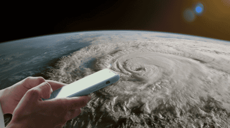 Aunque ninguna aplicación sustituye los avisos emitidos por organismos oficiales como la NOAA o los servicios meteorológicos nacionales, sí pueden funcionar como un complemento útil para mantenerse informado y reaccionar con mayor rapidez ante cambios en las condiciones del tiempo. CANVA