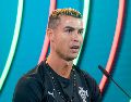 El delantero admitió haber pensado en dejar la selección tras el Mundial, pero aseguró que se siente capaz de seguir ayudando al equipo y extendió su compromiso con una sonrisa. EFE/A. SANTOS