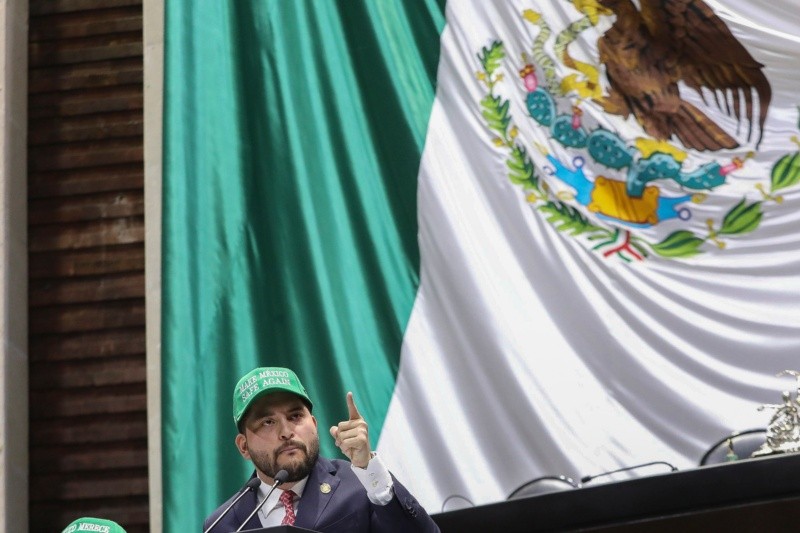MEX3483. CIUDAD DE MÉXICO (MÉXICO), 23/09/2026.- Fotografía cedida este miercoles por la Cámara de Diputados de Mexico que muestra al legislador opositor del Partido Revolucionario Institucional (PRI) Carlos Eduardo Gutierrez Mancilla hablando durante una sesión del martes, donde usó una gorra verde con el mensaje “Make Mexico Safe Again” (“Haz a Mexico seguro de nuevo”), en un guiño al lema del presidente estadounidense Donald Trump, “Make America Great Again”, para denunciar la violencia en el país. EFE/ Cámara de Diputados /SOLO USO EDITORIAL/NO VENTAS/SOLODISPONIBLE PARA ILUSTRAR LA NOTICIA QUE ACOMPAÑA (CRÉDITO OBLIGATORIO)