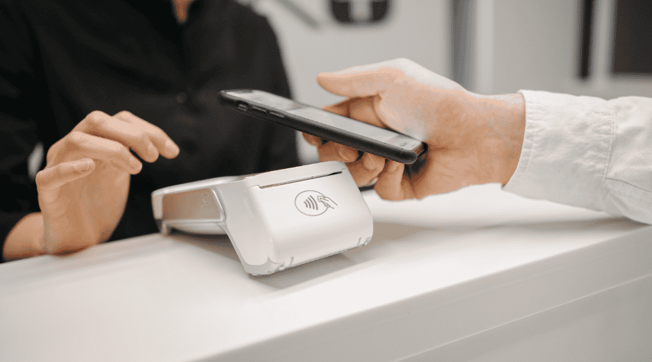 Para que la adopción de los pagos digitales sea verdaderamente masiva y beneficie a los comercios, los especialistas del sector financiero advierten que México debe superar la actual fragmentación de sus plataformas. CANVA