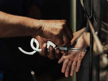 Eduardo Issac "N" fue llevado desde las instalaciones de la Fiscalía del Estado hasta un complejo penitenciario para ponerlo a disposición de un juzgado. ESPECIAL/PEXELS