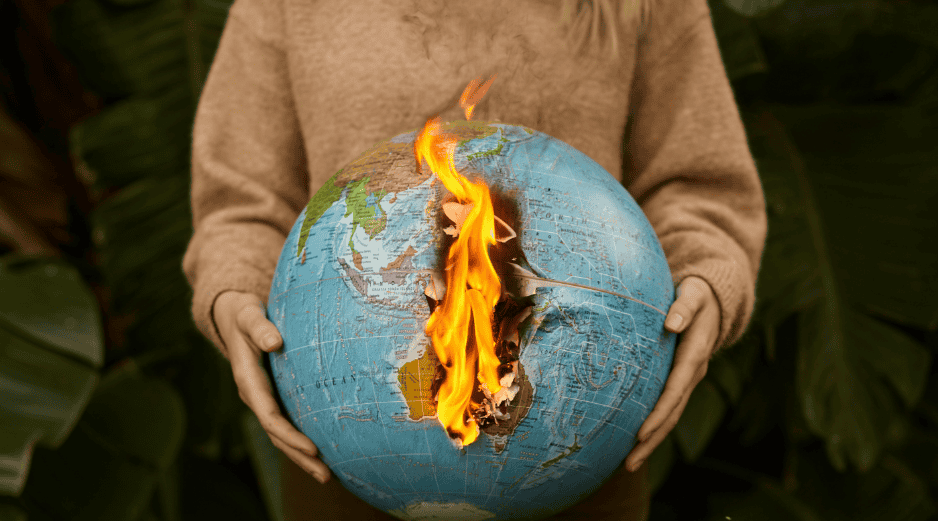 El fenómeno de El Niño es una fase cálida del ciclo climático natural del Pacífico ecuatorial que calienta las aguas superficiales del océano y altera los patrones de lluvia y temperatura en todo el mundo. CANVA