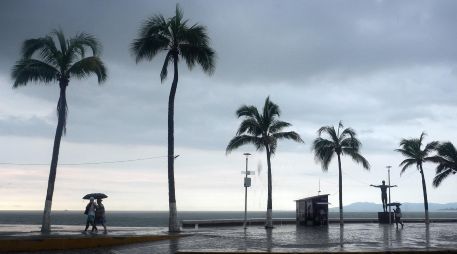 El huracán Polo, categoría 5, que mantendrá un temporal de lluvias intensas a torrenciales en el occidente y sur de México, con especial impacto en Guerrero y Michoacán. EFE/A. Montero