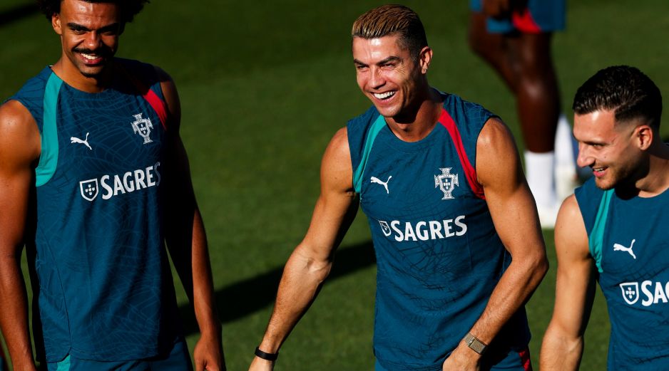 Cristiano Ronaldo fue el capitán de la selección portuguesa que ganó el título de la Liga de Naciones en 2025 y está cerca de alcanzar mil goles anotados en su carrera. EFE/J. Sena