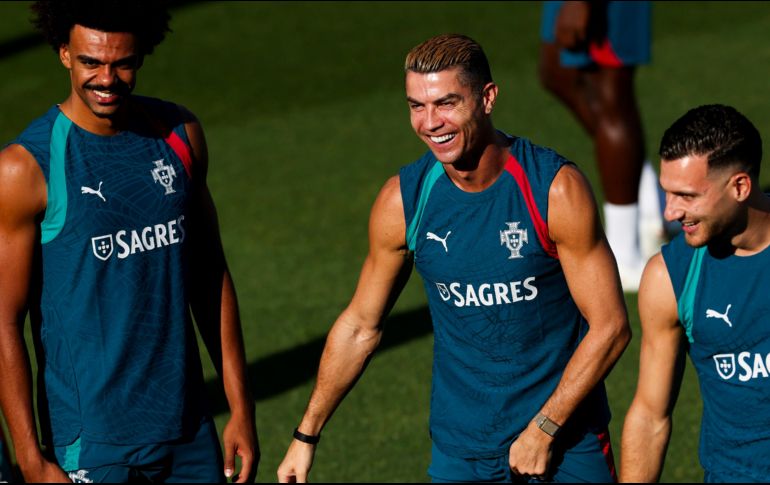 Cristiano Ronaldo fue el capitán de la selección portuguesa que ganó el título de la Liga de Naciones en 2025 y está cerca de alcanzar mil goles anotados en su carrera. EFE/J. Sena
