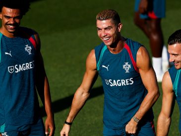 Cristiano Ronaldo fue el capitán de la selección portuguesa que ganó el título de la Liga de Naciones en 2025 y está cerca de alcanzar mil goles anotados en su carrera. EFE/J. Sena