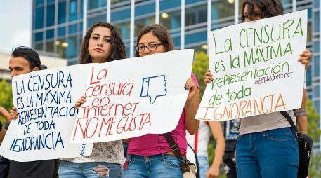 Las restricciones a contenidos digitales han provocado, en diversas ocasiones, movilizaciones en defensa de un internet libre y abierto. ESPECIAL
