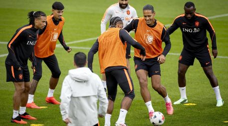 El conjunto neerlandés llega a este compromiso con sed de revancha deportiva y con nuevo dirigente, el estratega español, Xavi Hernández. EFE
