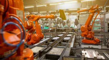El cambio demográfico respalda también la demanda de robots industriales, cuyas capacidades aumentan con los avances en inteligencia artificial, visión artificial y sensores. Unsplash
