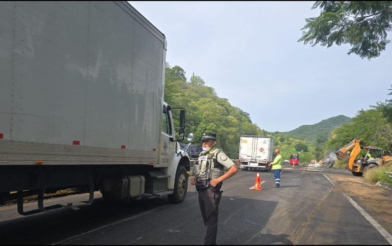 Para atender la contingencia, personal de PC Jalisco, autoridades de Ixtlán del Río (Nayarit), la Guardia Nacional y la empresa operadora de la vía, coordinaron maniobras con especialistas en manejo de materiales peligrosos. X / @GN_Carreteras