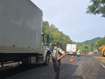 Para atender la contingencia, personal de PC Jalisco, autoridades de Ixtlán del Río (Nayarit), la Guardia Nacional y la empresa operadora de la vía, coordinaron maniobras con especialistas en manejo de materiales peligrosos. X / @GN_Carreteras