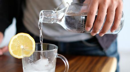Así que si disfrutas el agua mineral, no necesariamente tienes que eliminarla de tu alimentación: simplemente conviene consumirla con moderación y elegir la presentación que mejor se adapte a tus necesidades. UNSPLASH
