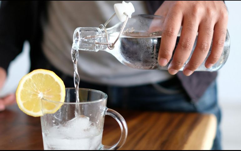 Así que si disfrutas el agua mineral, no necesariamente tienes que eliminarla de tu alimentación: simplemente conviene consumirla con moderación y elegir la presentación que mejor se adapte a tus necesidades. UNSPLASH