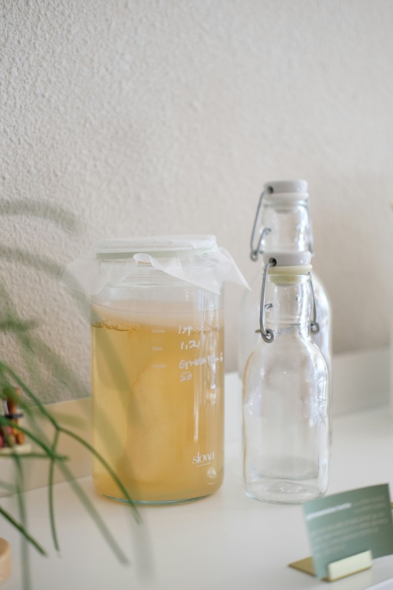 Se distingue por incluir un cultivo simbiótico de bacterias y levaduras conocido como “scoby”. UNSPLASH&nbsp;