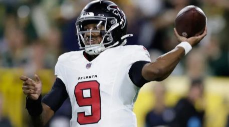 Los Falcons no habían llegado a zona roja ni ganado en sus primeros dos partidos de temporada regular. Este jueves por la noche hicieron ambas contra los Packers en Lambeau Field. AP