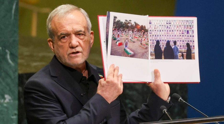 El presidente de Irán, Masoud Pezeshkian, muestra material visual mientras interviene en el debate general de la Asamblea General de la ONU. EFE/S. Yenesel