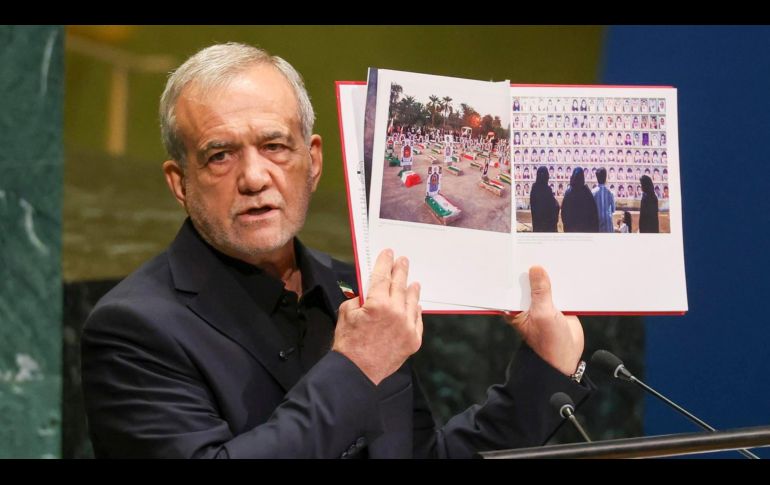El presidente de Irán, Masoud Pezeshkian, muestra material visual mientras interviene en el debate general de la Asamblea General de la ONU. EFE/S. Yenesel