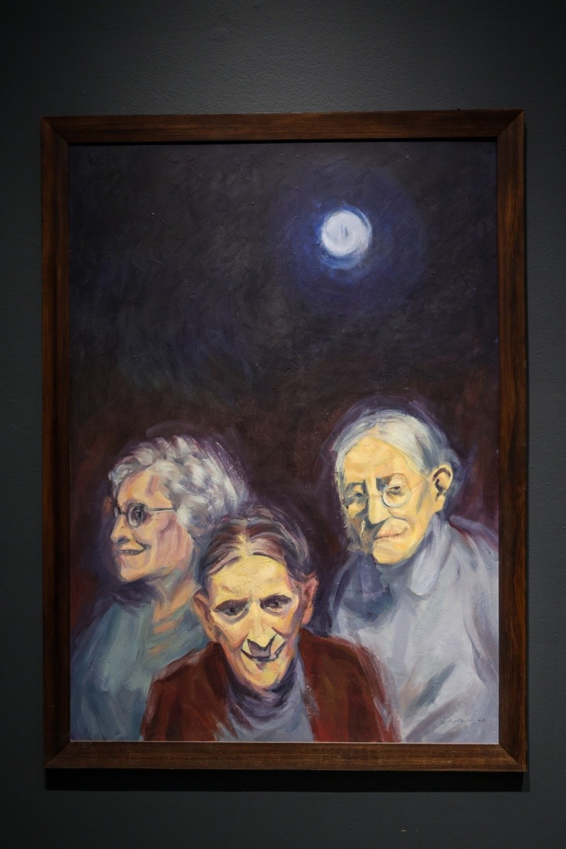 El cuadro retrata a tres personas bajo un fondo nocturno protagonizado por una luna llena. EL INFORMADOR/A. Navarro