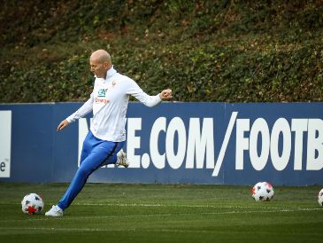 El técnico de Francia Zinedine Zidane durante un entrenamiento para su juego contra Turquía en la Liga de Naciones. AP/T. Padilla