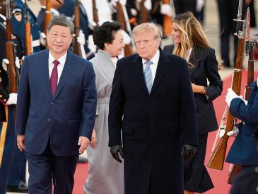 Donald Trump y Xi Jinping escenificaron un acercamiento en la Casa Blanca, aunque sobre la mesa permanecen las tensiones por comercio, seguridad, Taiwán y la carrera por el liderazgo en Inteligencia Artificial. AP