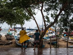Varios estados del occidente de México siguen en alerta por las fuertes lluvias y vientos que Polo está dejando a su paso. EFE/D. Guzmán