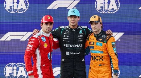 George Russell fue el más rápido de la clasificación en el circuito urbano de Bakú. El piloto de Mercedes superó a Charles Leclerc y Oscar Piastri, quienes completaron las tres primeras posiciones. EFE / A. Haider