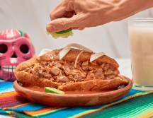 Para complementar la experiencia sensorial, el manjar se sirve adornado con abundante cebolla desflemada y unas gotas de jugo de limón fresco. CANVA