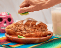 Para complementar la experiencia sensorial, el manjar se sirve adornado con abundante cebolla desflemada y unas gotas de jugo de limón fresco. CANVA