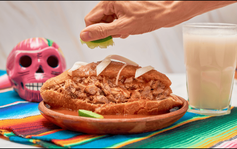 Para complementar la experiencia sensorial, el manjar se sirve adornado con abundante cebolla desflemada y unas gotas de jugo de limón fresco. CANVA