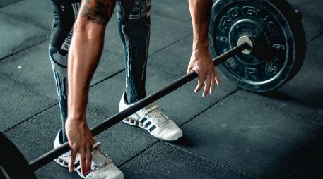 Moverse a diario es vital para combatir el sedentarismo, pero la estructura del entrenamiento marca la diferencia. ESPECIAL / CANVA
