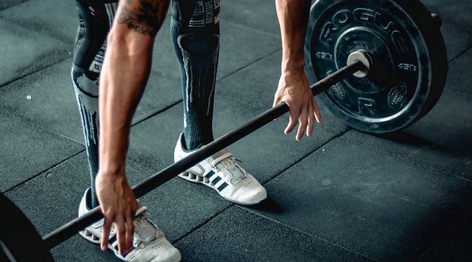 Moverse a diario es vital para combatir el sedentarismo, pero la estructura del entrenamiento marca la diferencia. ESPECIAL / CANVA