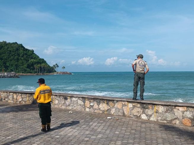 Los oficiales de Protección Civil realizan recorridos de supervisión y vigilancia para conocer las condiciones que prevalecen en la zona costera. ESPECIAL / Protección Civil Jalisco