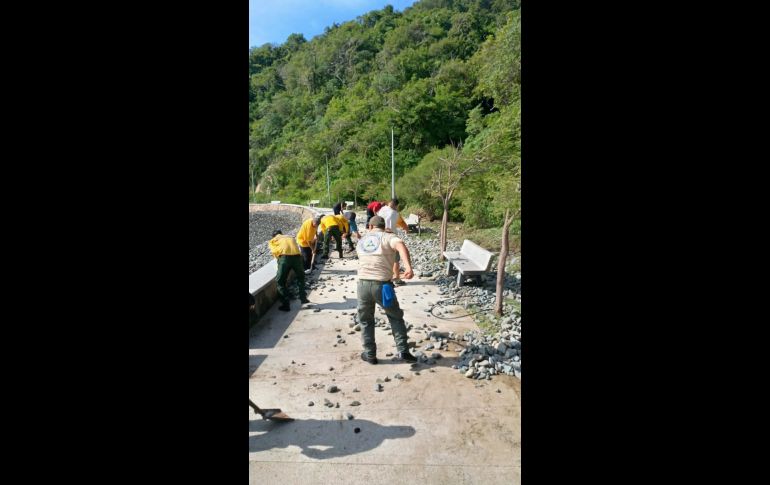 Como parte de las labores preventivas y de recuperación, también se trabaja en algunos puntos donde el oleaje dejó pequeñas rocas y material en playas y zonas de tránsito. ESPECIAL / Protección Civil Jalisco
