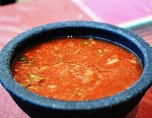 El chile de uña originario del sur de Jalisco es similar a la famosa salsa mexicana, pero se le agregan ingredientes extras. UNSPLASH / M. BOURKE