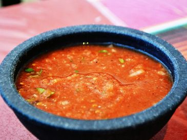 El chile de uña originario del sur de Jalisco es similar a la famosa salsa mexicana, pero se le agregan ingredientes extras. UNSPLASH / M. BOURKE