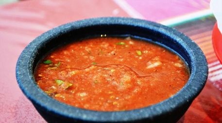 El chile de uña originario del sur de Jalisco es similar a la famosa salsa mexicana, pero se le agregan ingredientes extras. UNSPLASH / M. BOURKE