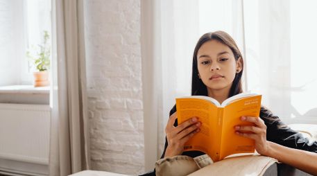 Leer por placer no es un lujo ni una pérdida de tiempo; es una inversión de alto impacto en tu salud cerebral y emocional. ESPECIAL / CANVA