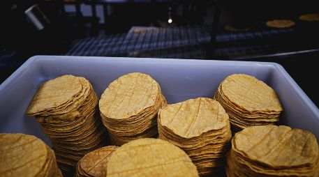Tómate unos segundos para observar las tortillas antes de comprarlas y asegúrate de pagar por calidad. UNSPLASH / BRAD