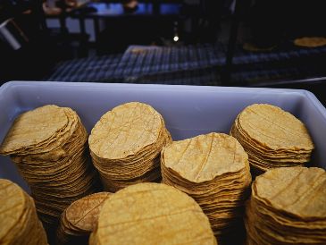 Tómate unos segundos para observar las tortillas antes de comprarlas y asegúrate de pagar por calidad. UNSPLASH / BRAD