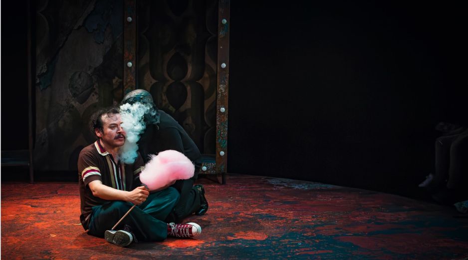 Alejandro Ibarra Morales interpreta a “Magenta”, el hombre que atraviesa esa extraña feria. CORTESÍA