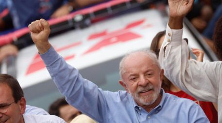 Lula busca dar un último golpe en la recta final de una carrera presidencial muy ajustada, las encuestas lo sitúan en empate técnico con el senador Flávio Bolsonaro. EFE / A. LACERDA
