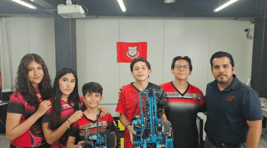 América, Ximena, Pablo, Juan, Rodrigo y el profesor Betancourt están listos para el reto (de izquierda a derecha). CORTESÍA