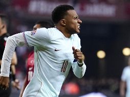 Kylian Mbappé se lleva las manos al rostro tras sufrir una lesión tendinosa en la rodilla izquierda; el delantero francés quedó descartado de la concentración y volverá a Madrid. EFE
