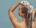 Expertos en dermatología aclaran si la higiene capilar diaria es perjudicial. Las recomendaciones médicas detallan cómo mantener un cuero cabelludo sano, tanto en melenas con exceso de grasa como en aquellas que sufren de sequedad extrema. CANVA