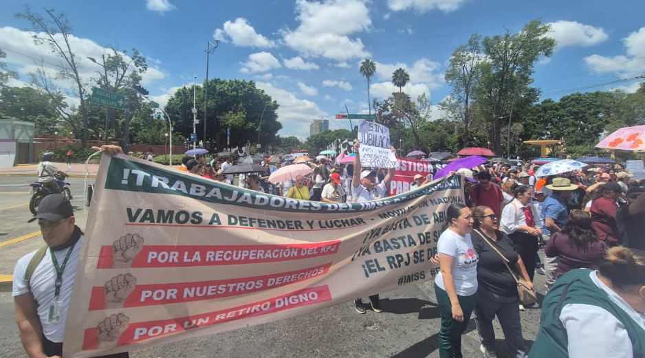 Alrededor de 200 inconformes participaron en la movilización en Federalismo y Juárez. EL INFORMADOR/O. González