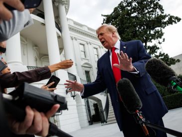 Donald Trump mantiene su disputa contra varios medios de comunicación clave. EFE/S. Corum