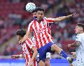 Chivas mantuvo su intención de construir desde atrás, pero la presión de Querétaro provocó errores que terminaron siendo determinantes. IMAGO7