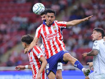 Chivas mantuvo su intención de construir desde atrás, pero la presión de Querétaro provocó errores que terminaron siendo determinantes. IMAGO7