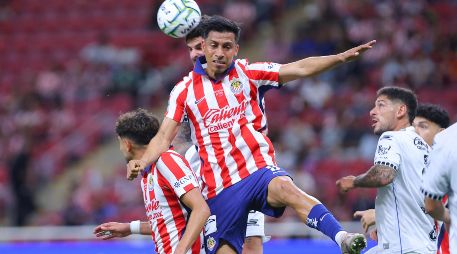 Chivas mantuvo su intención de construir desde atrás, pero la presión de Querétaro provocó errores que terminaron siendo determinantes. IMAGO7