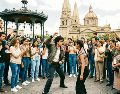 Dos personas se enfrentan, realizan gestos, poses o movimientos, y una audiencia decide quién proyecta mayor presencia. CORTESíA